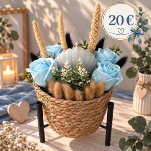 Сини рози в плетена кошничка